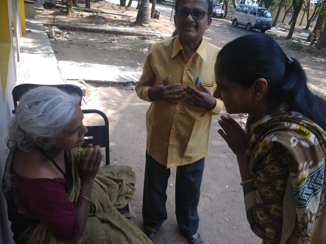 anka charity frutis distribution at old age shimoga